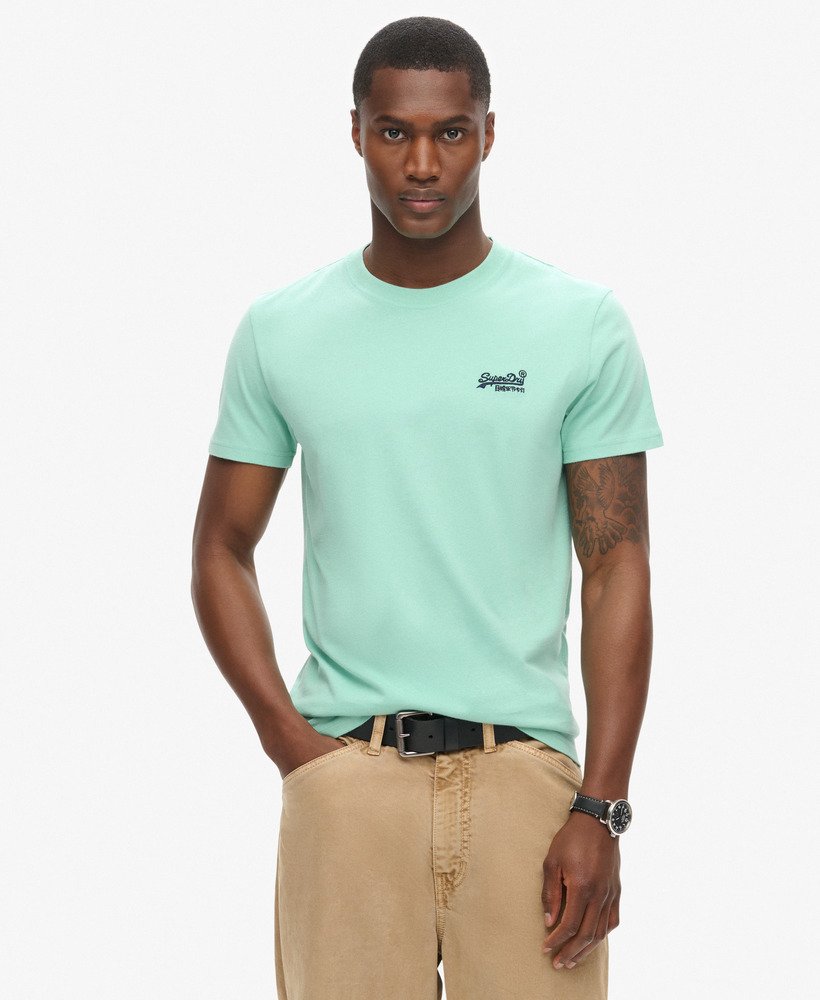 camiseta essential logo em algodão orgânico na cor verde menta claro.