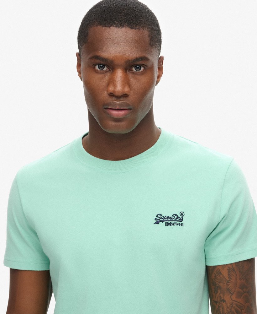 camiseta essential logo em algodão orgânico na cor verde menta claro.