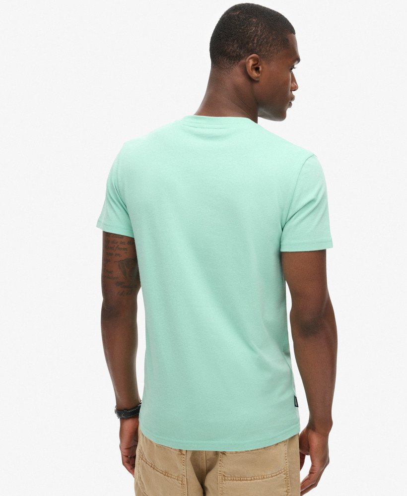 camiseta essential logo em algodão orgânico na cor verde menta claro.