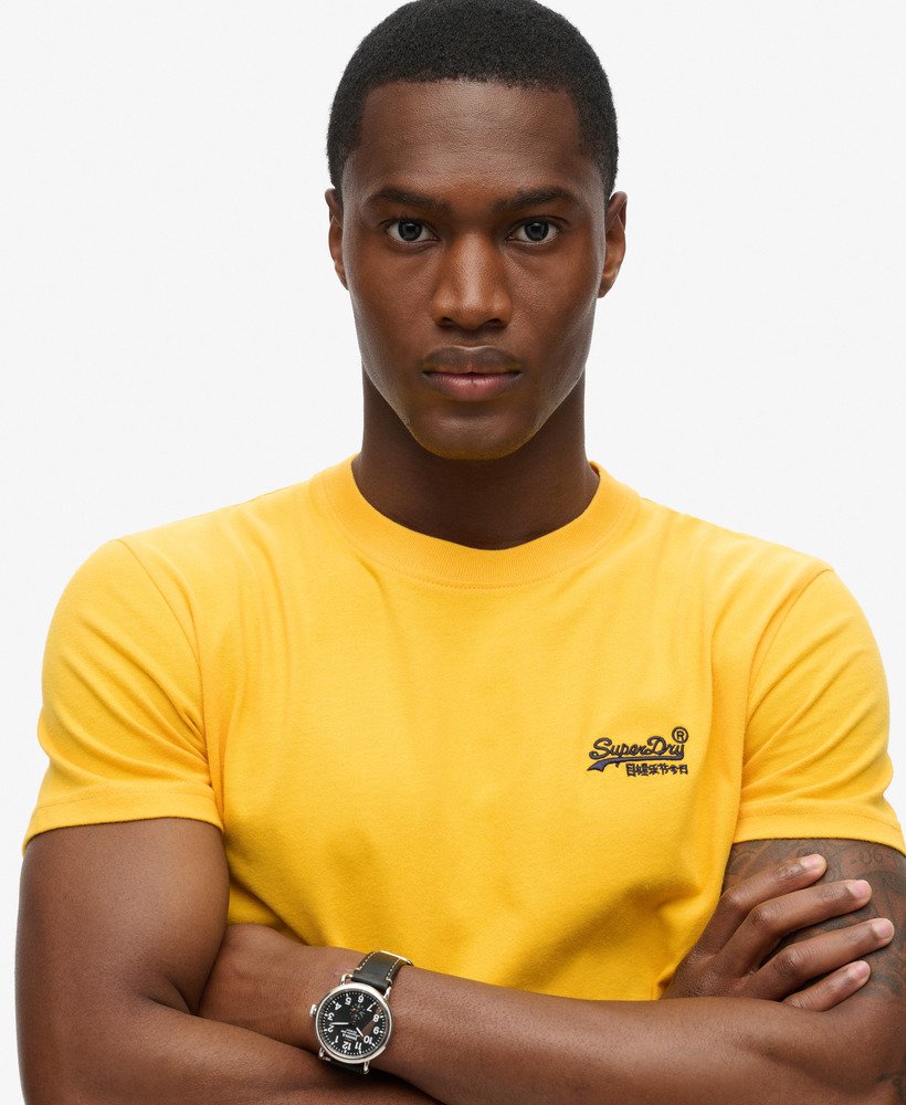 camiseta essential logo em algodão orgânico na cor utah gold