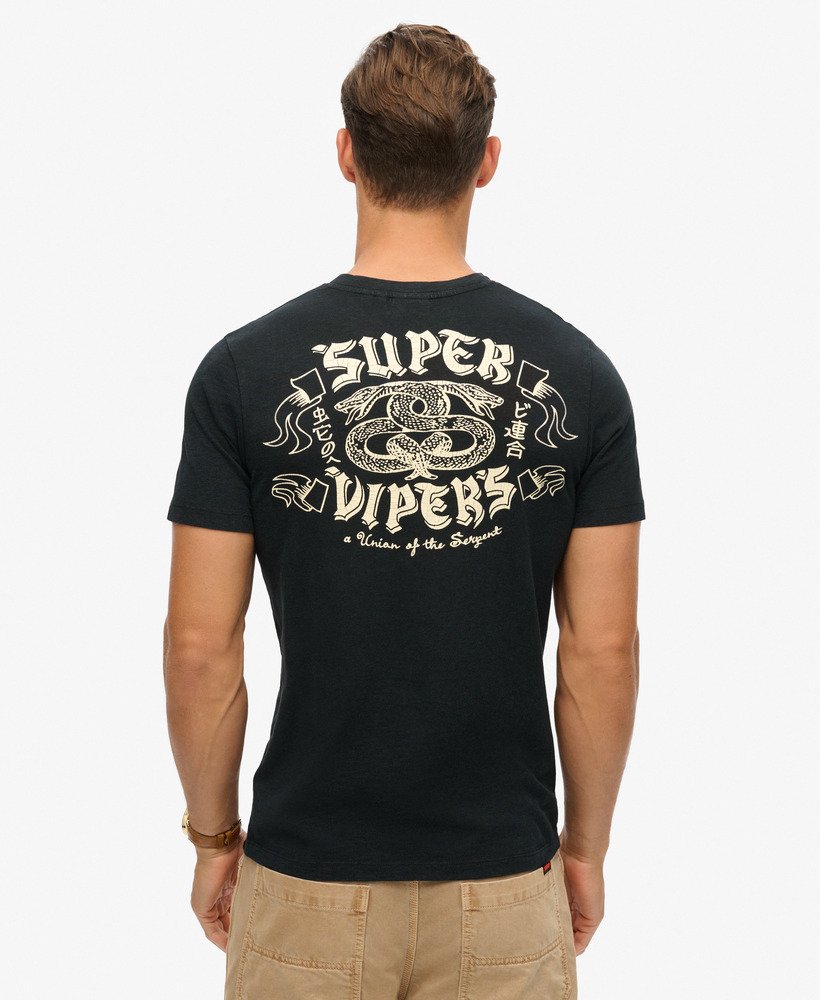 camiseta com estampa retrô de rock na cor preta.