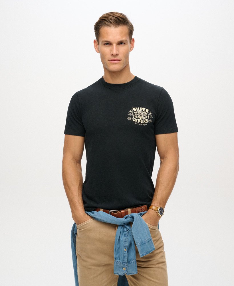camiseta com estampa retrô de rock na cor preta.