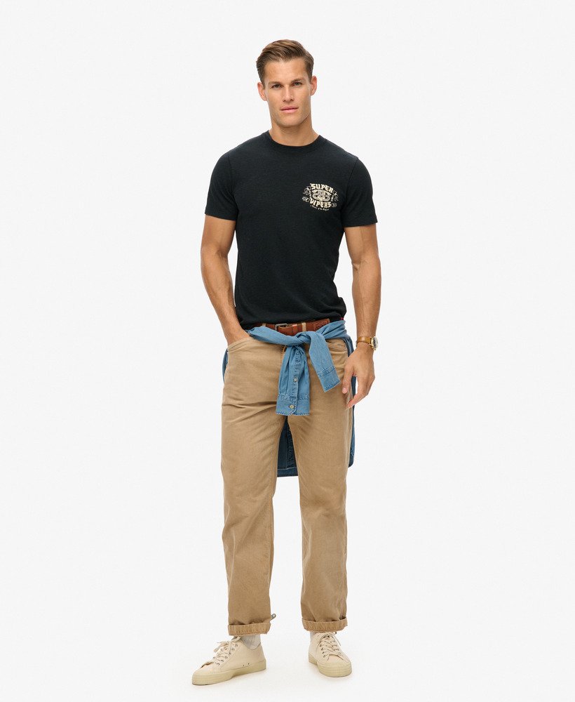 camiseta com estampa retrô de rock na cor preta.
