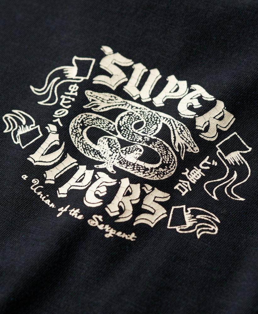 camiseta com estampa retrô de rock na cor preta.