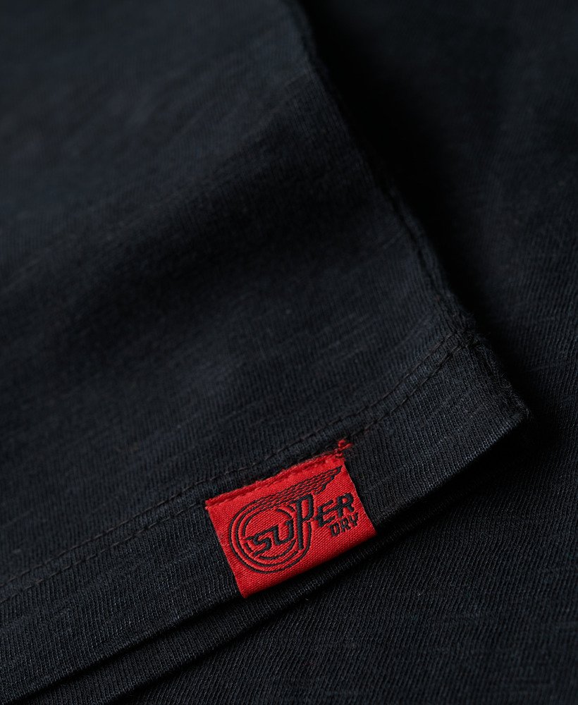 camiseta com estampa retrô de rock na cor preta.