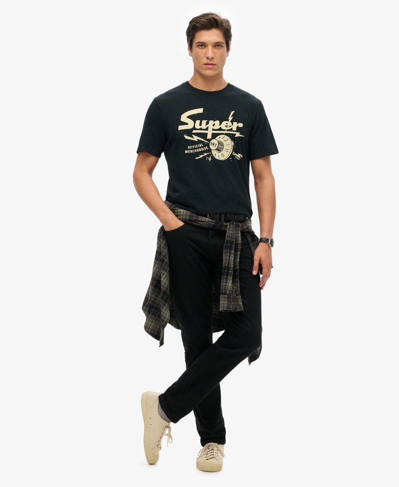 camiseta com estampa retrô de rock na cor preto jato