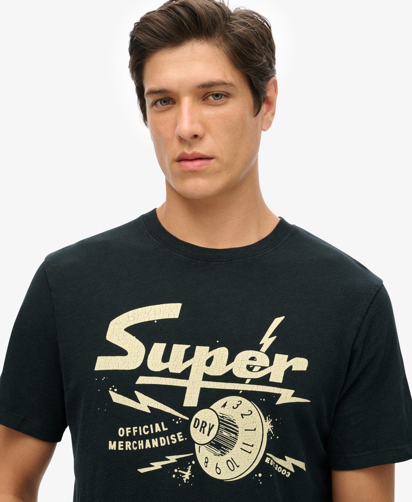 camiseta com estampa retrô de rock na cor preto jato