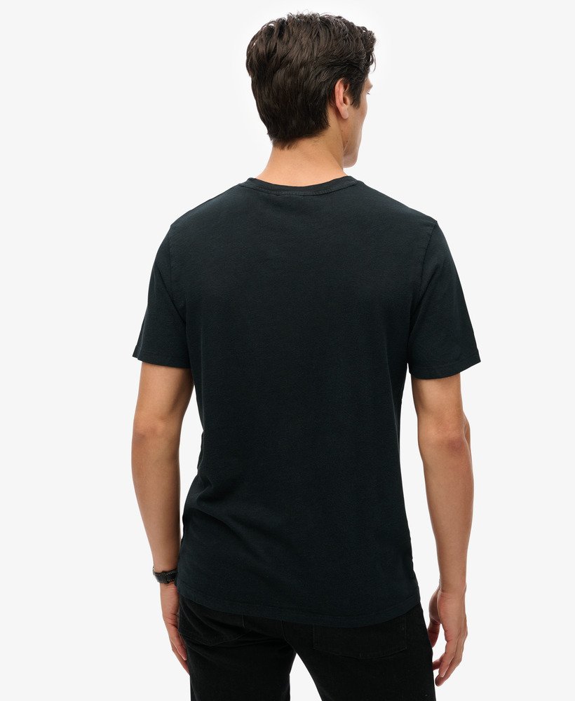 camiseta com estampa retrô de rock na cor preto jato