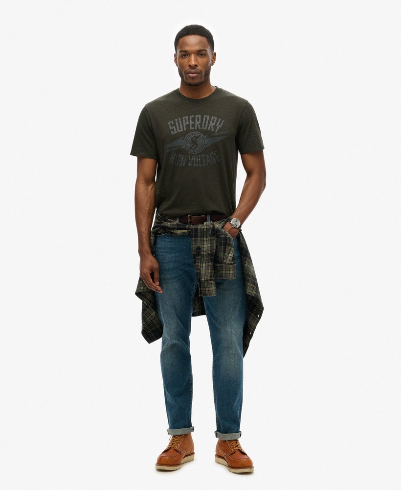 camiseta com estampa retrô de rock em preto lavado