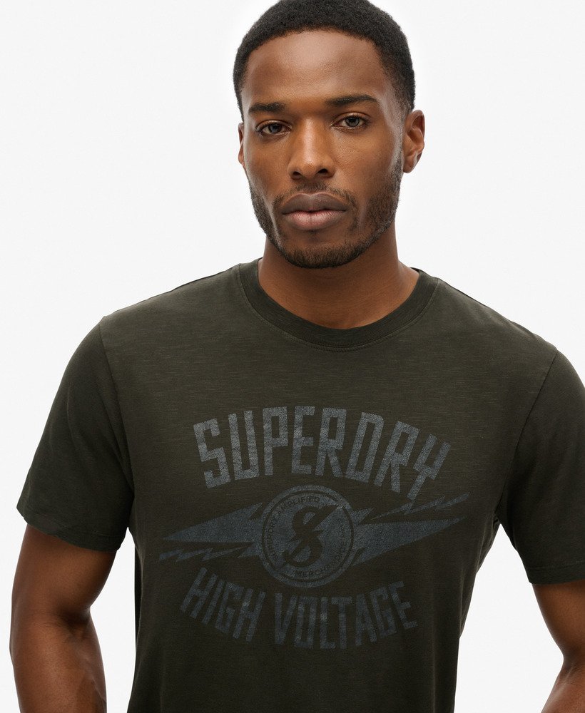 camiseta com estampa retrô de rock em preto lavado