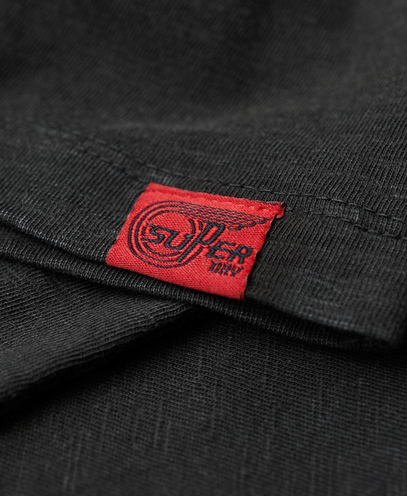 camiseta com estampa retrô de rock em preto lavado