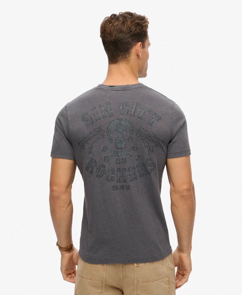 camiseta com estampa retrô de rock na cor cinza carvão.