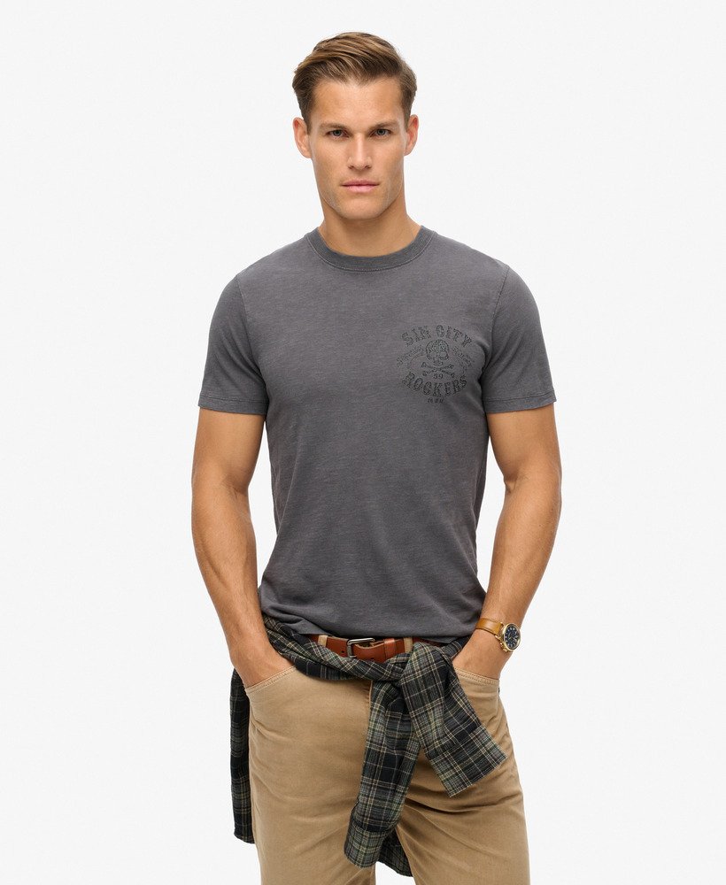 camiseta com estampa retrô de rock na cor cinza carvão.