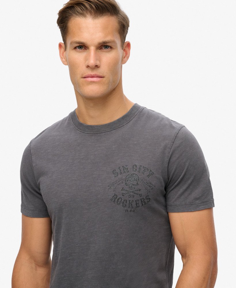 camiseta com estampa retrô de rock na cor cinza carvão.