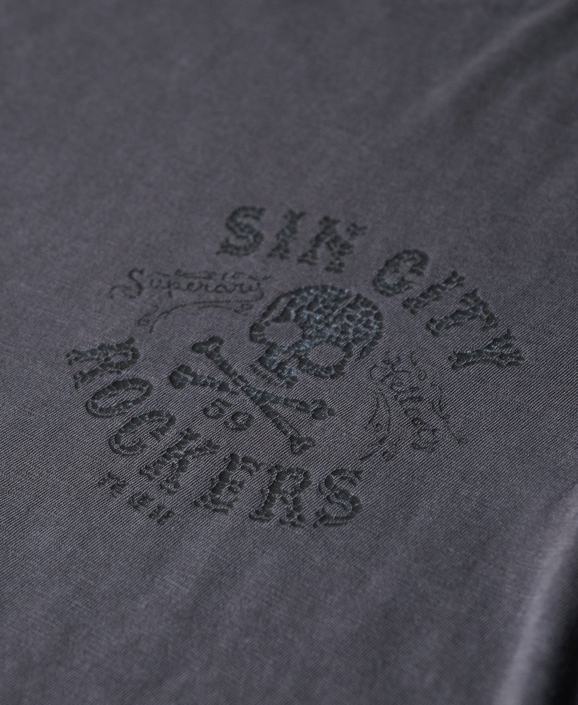 camiseta com estampa retrô de rock na cor cinza carvão.