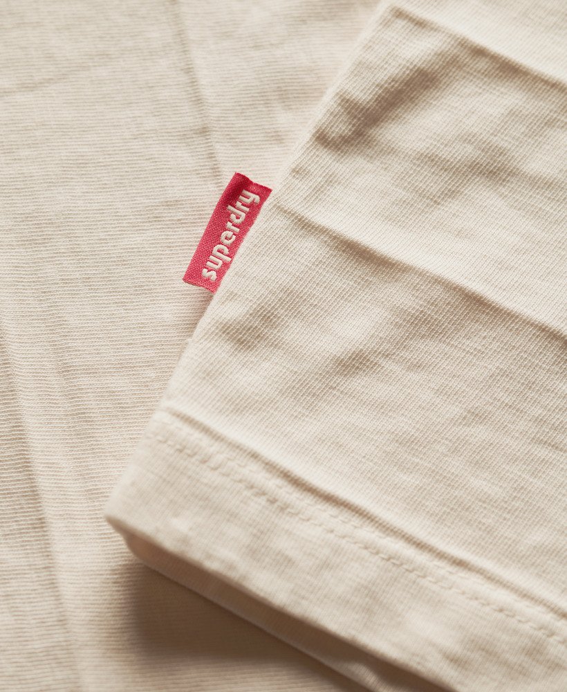 camiseta de algodão orgânico com textura vintage na cor areia branca