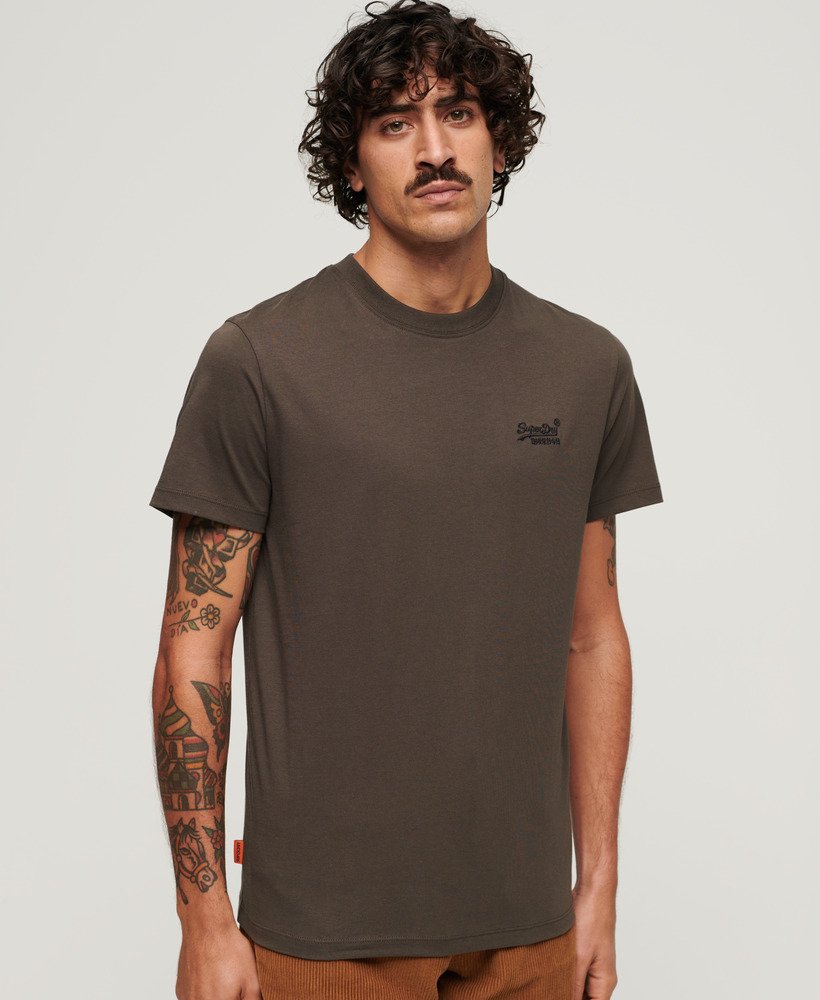camiseta essential de algodão orgânico com logo bordado na cor preto vintage