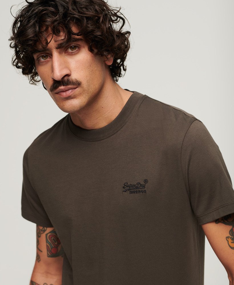 camiseta essential de algodão orgânico com logo bordado na cor preto vintage