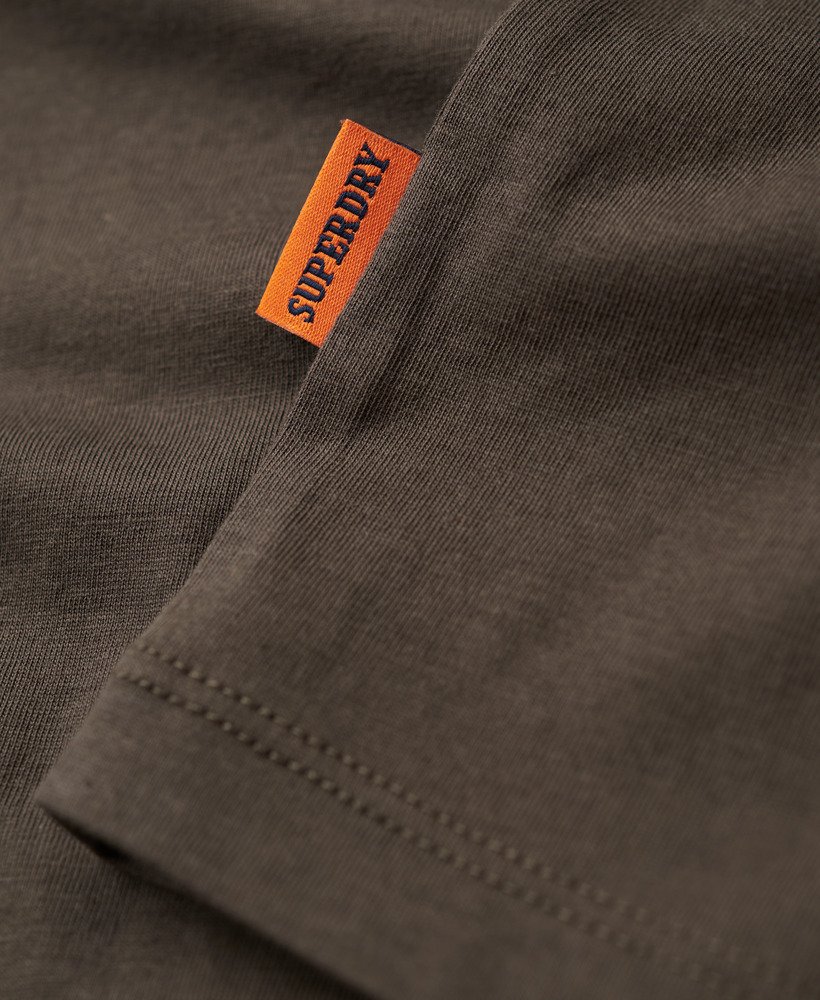 camiseta essential de algodão orgânico com logo bordado na cor preto vintage