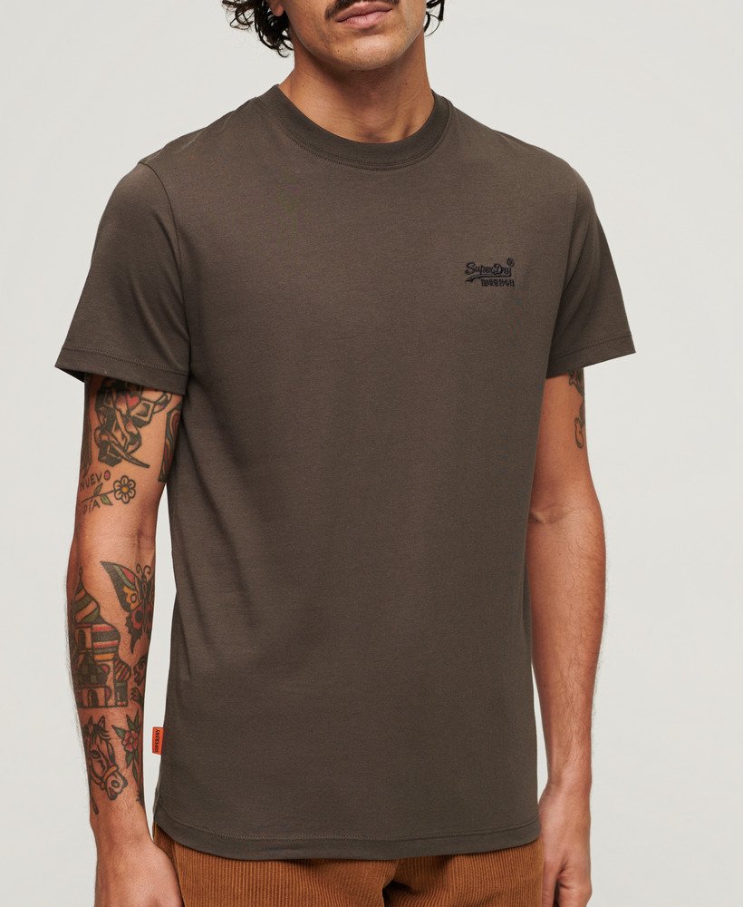 camiseta essential de algodão orgânico com logo bordado na cor preto vintage