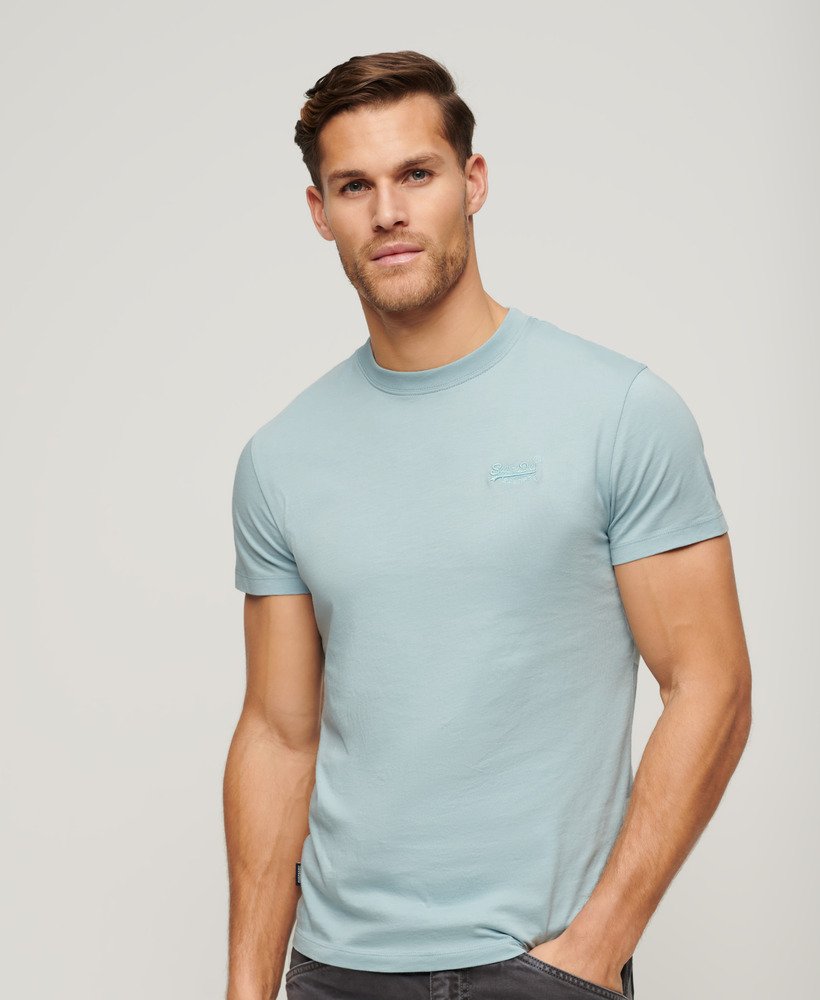 camiseta essential de algodão orgânico com logo bordado na cor azul claro.