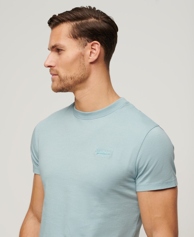 camiseta essential de algodão orgânico com logo bordado na cor azul claro.