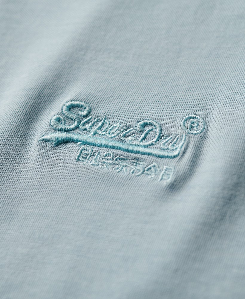 camiseta essential de algodão orgânico com logo bordado na cor azul claro.