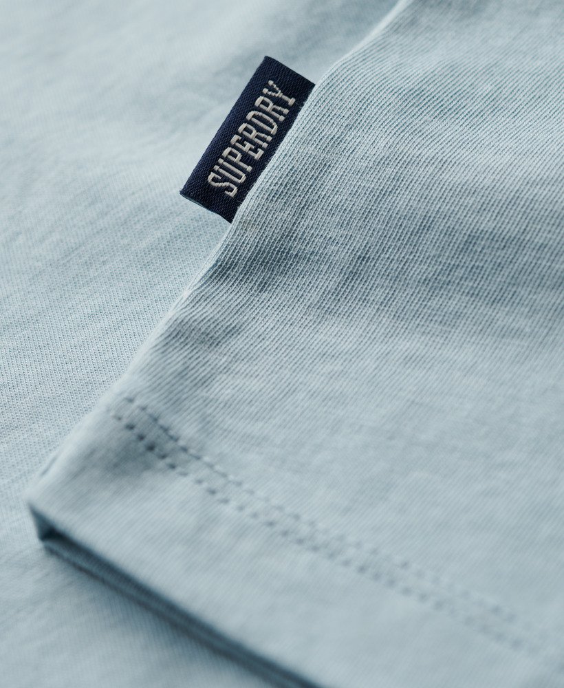 camiseta essential de algodão orgânico com logo bordado na cor azul claro.