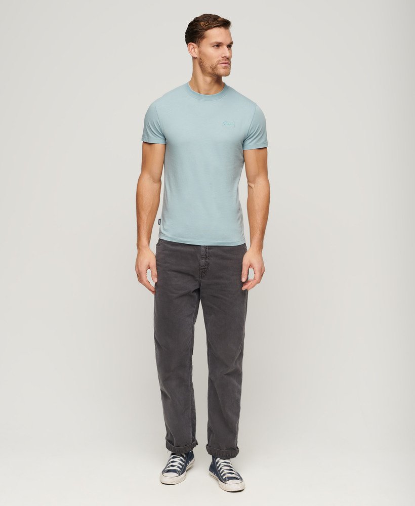 camiseta essential de algodão orgânico com logo bordado na cor azul claro.