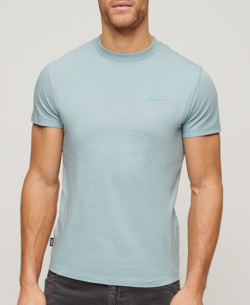 camiseta essential de algodão orgânico com logo bordado na cor azul claro.