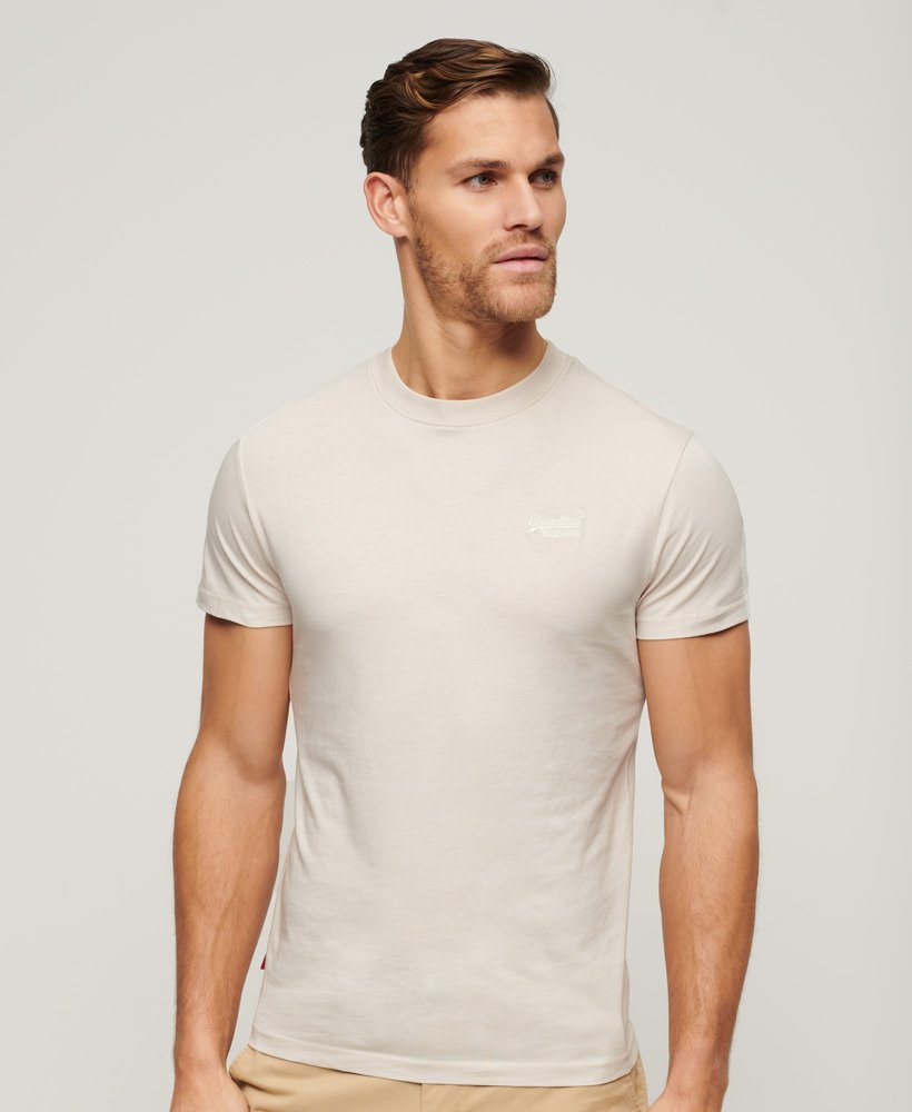 camiseta essential de algodão orgânico com logo bordado na cor areia branca