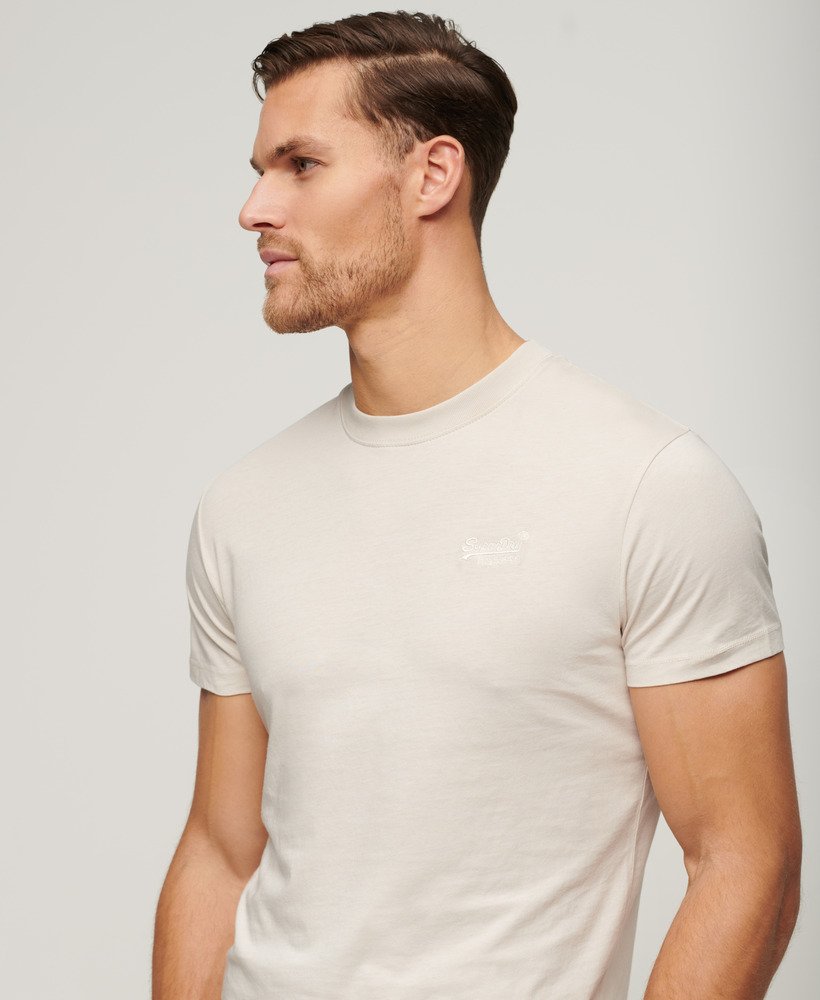 camiseta essential de algodão orgânico com logo bordado na cor areia branca