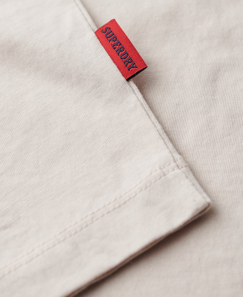 camiseta essential de algodão orgânico com logo bordado na cor areia branca