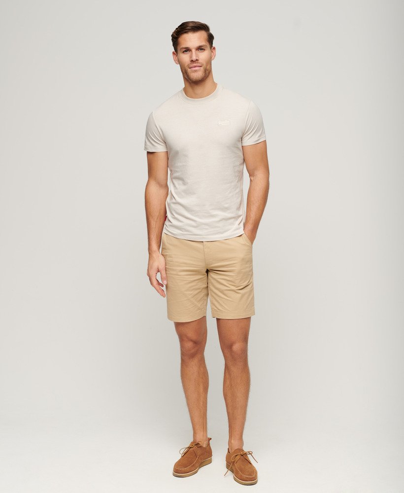 camiseta essential de algodão orgânico com logo bordado na cor areia branca