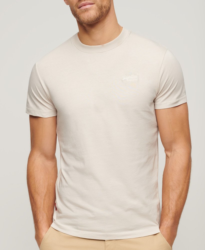 camiseta essential de algodão orgânico com logo bordado na cor areia branca