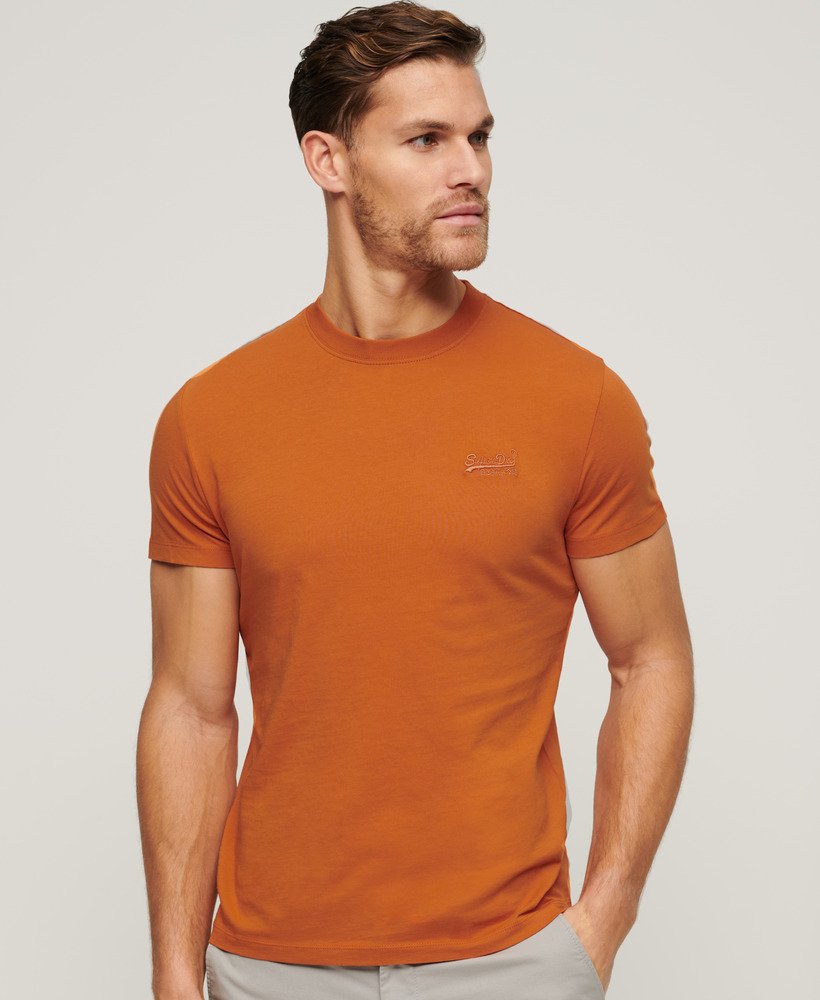 camiseta essential de algodão orgânico com logo bordado na cor laranja mojave