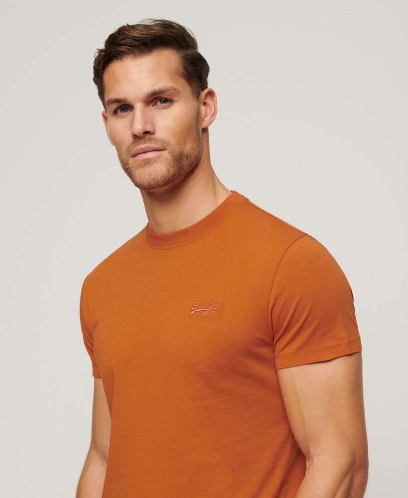 camiseta essential de algodão orgânico com logo bordado na cor laranja mojave