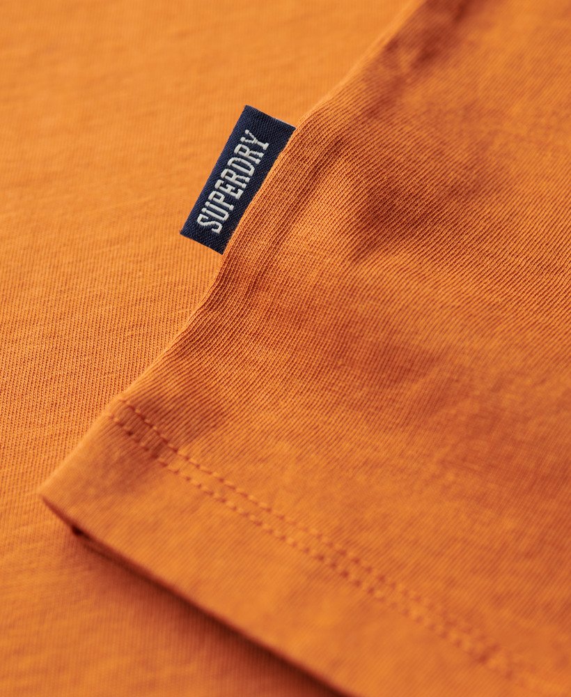 camiseta essential de algodão orgânico com logo bordado na cor laranja mojave