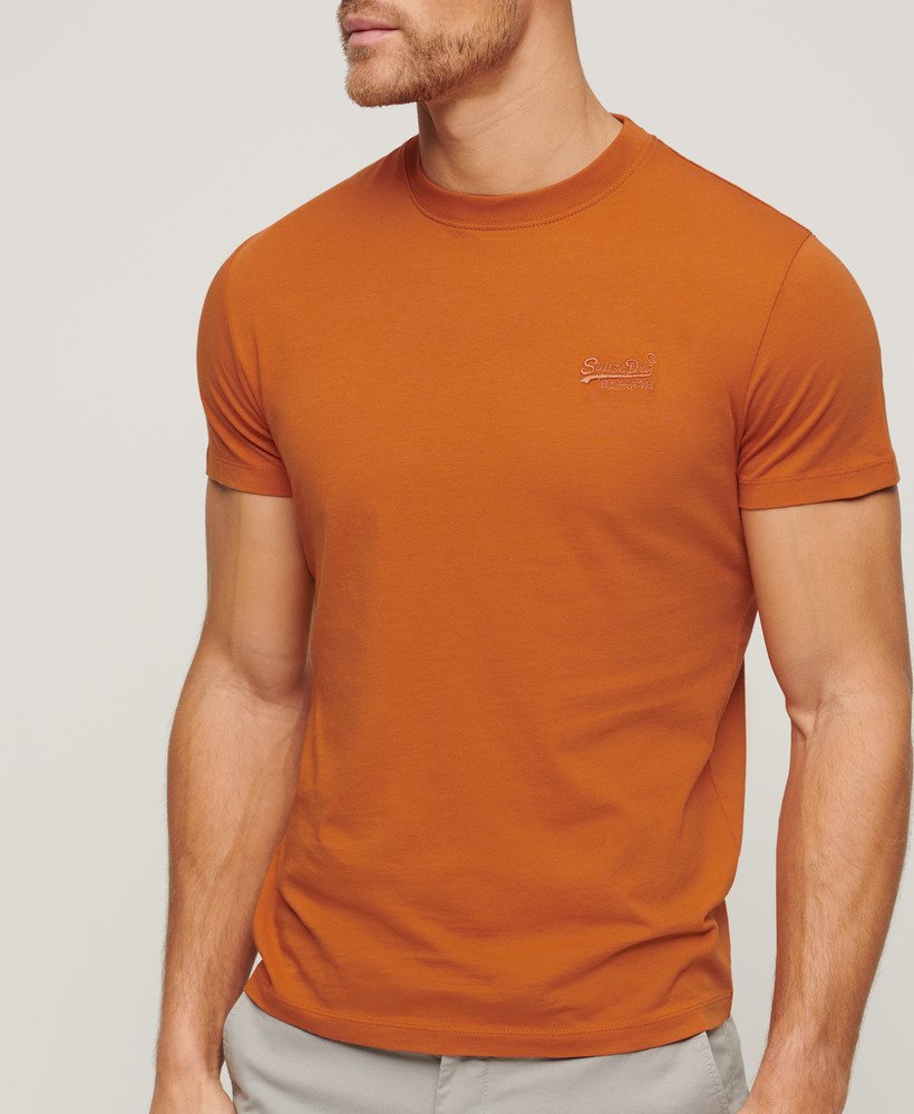 camiseta essential de algodão orgânico com logo bordado na cor laranja mojave