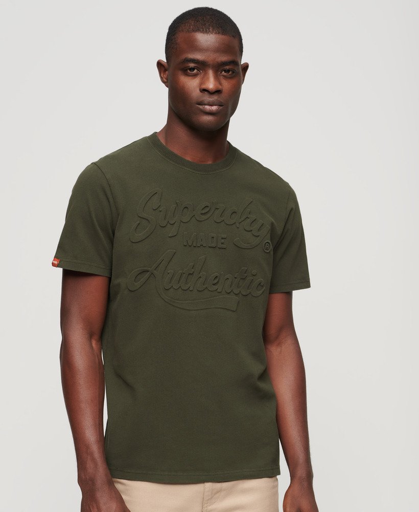 camiseta com estampa em relevo archive graphic na cor verde oliva excedente de estoque