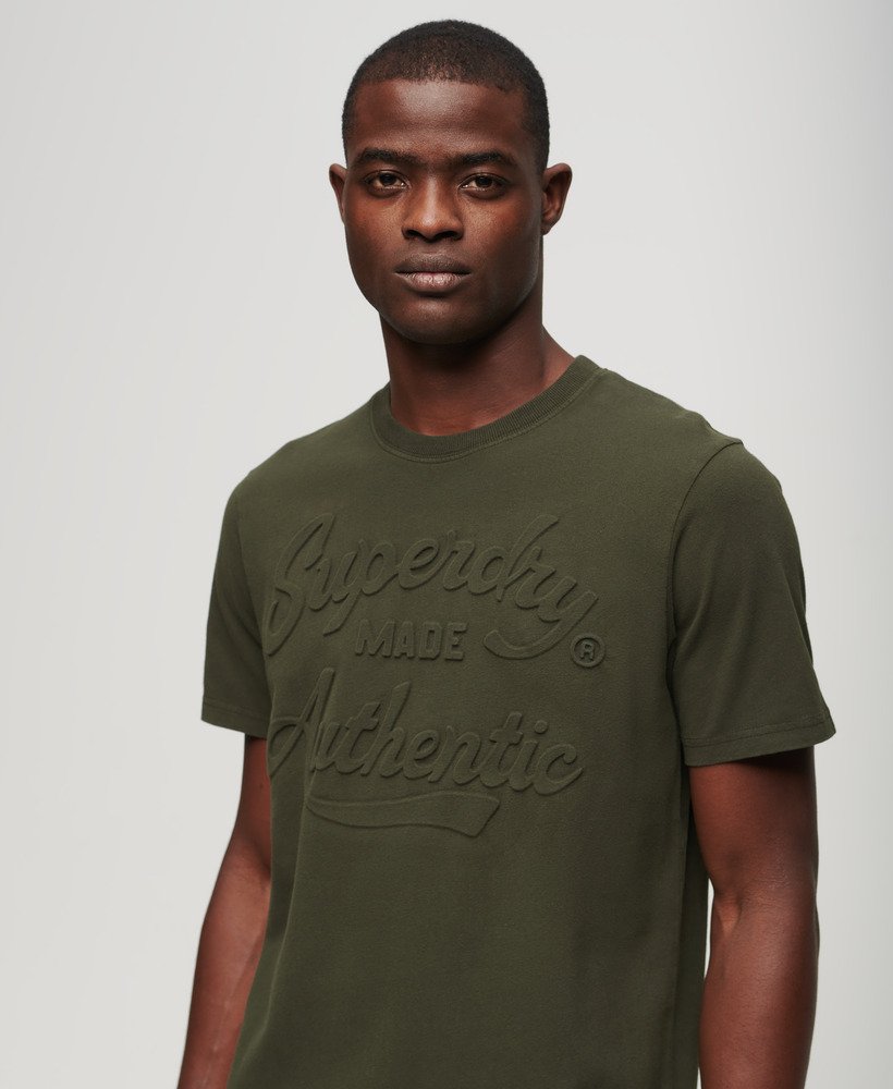 camiseta com estampa em relevo archive graphic na cor verde oliva excedente de estoque