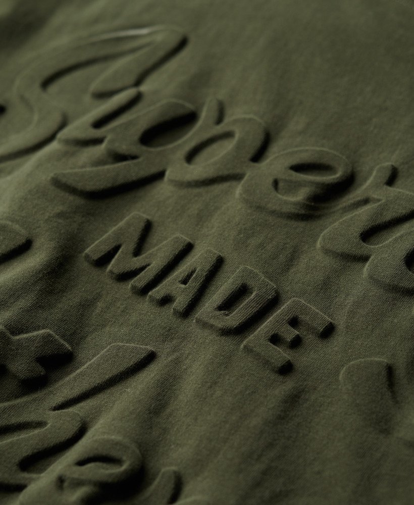camiseta com estampa em relevo archive graphic na cor verde oliva excedente de estoque