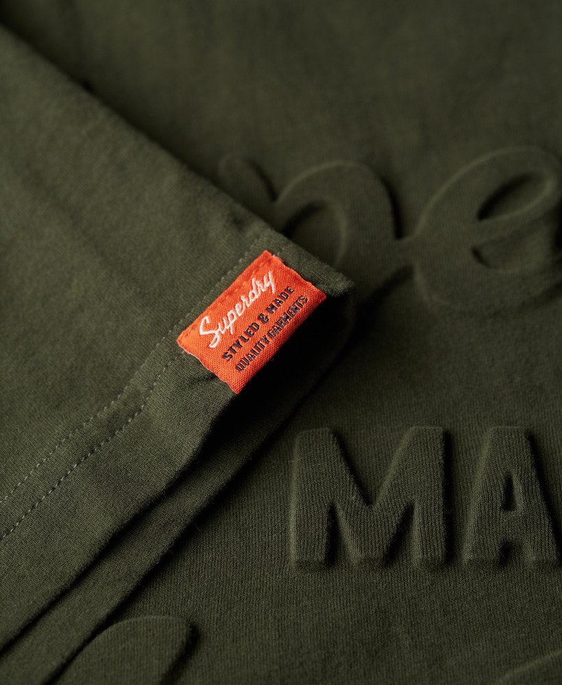 camiseta com estampa em relevo archive graphic na cor verde oliva excedente de estoque