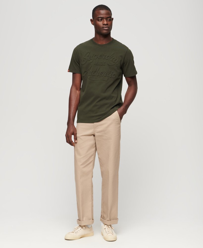 camiseta com estampa em relevo archive graphic na cor verde oliva excedente de estoque