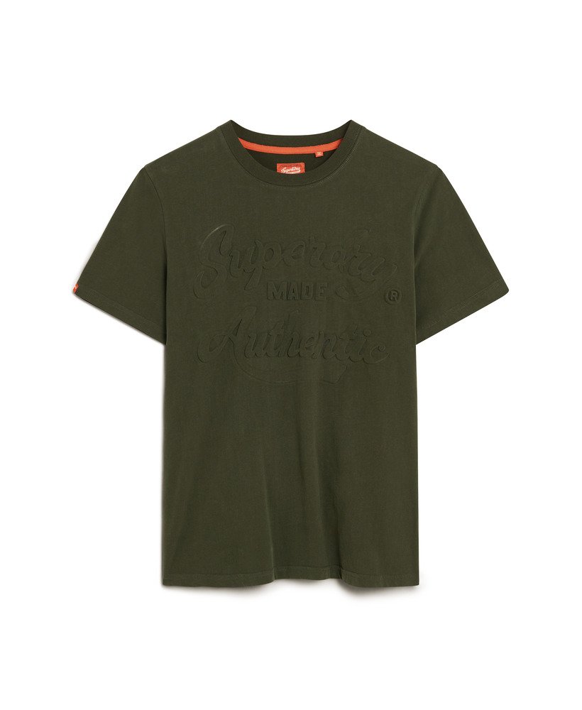 camiseta com estampa em relevo archive graphic na cor verde oliva excedente de estoque
