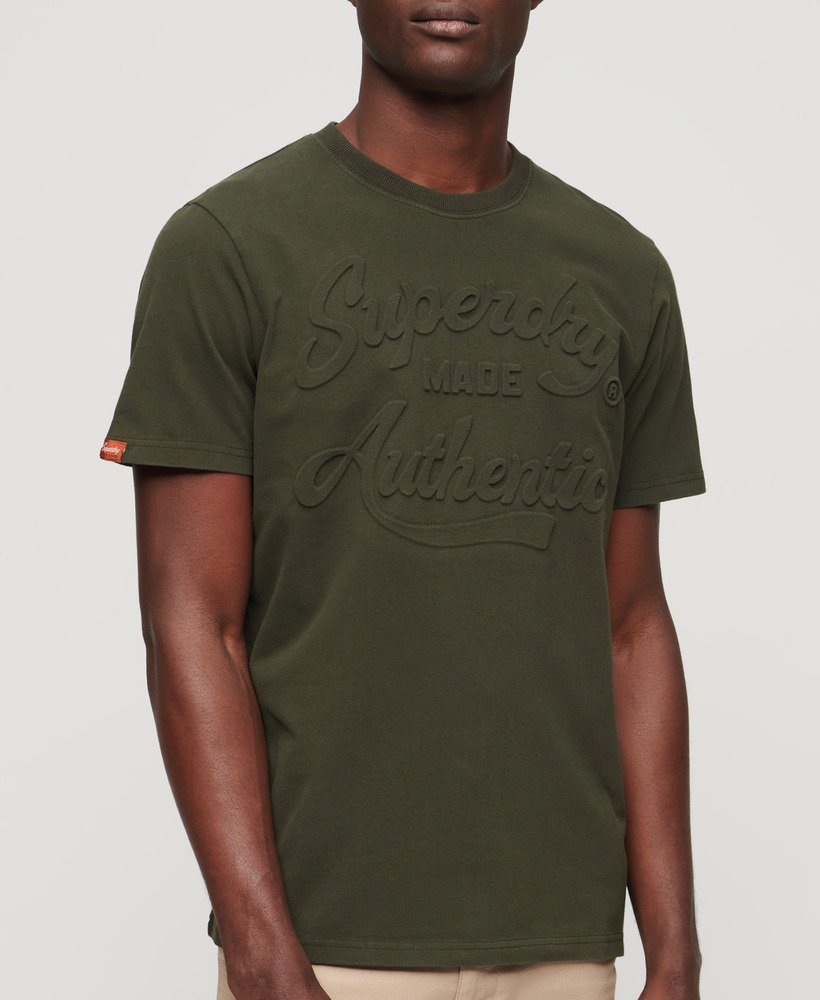 camiseta com estampa em relevo archive graphic na cor verde oliva excedente de estoque