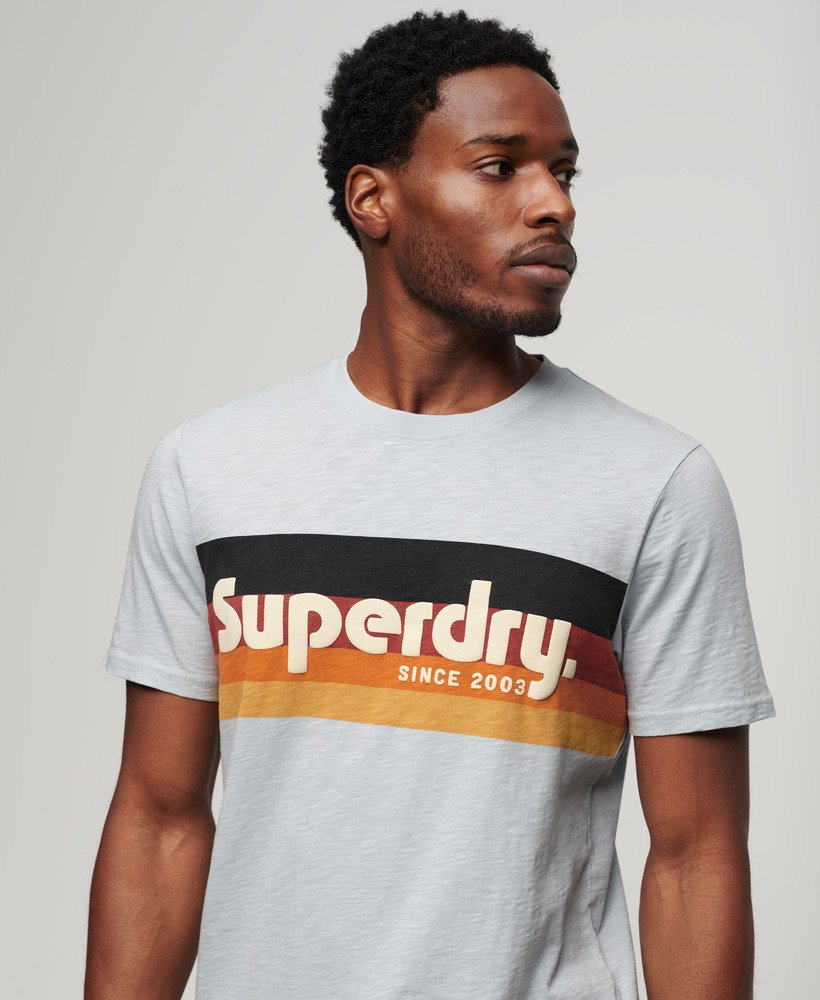 camiseta cali com estampa listrada e logo na cor azul marinho com efeito slub.