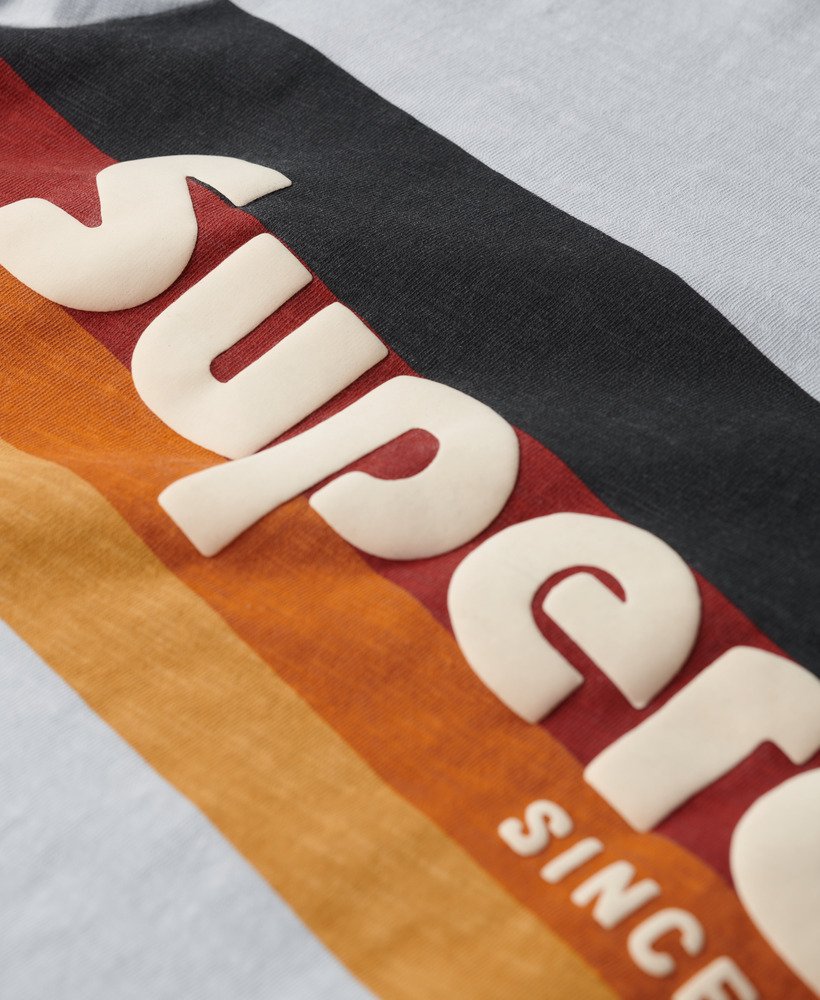 camiseta cali com estampa listrada e logo na cor azul marinho com efeito slub.