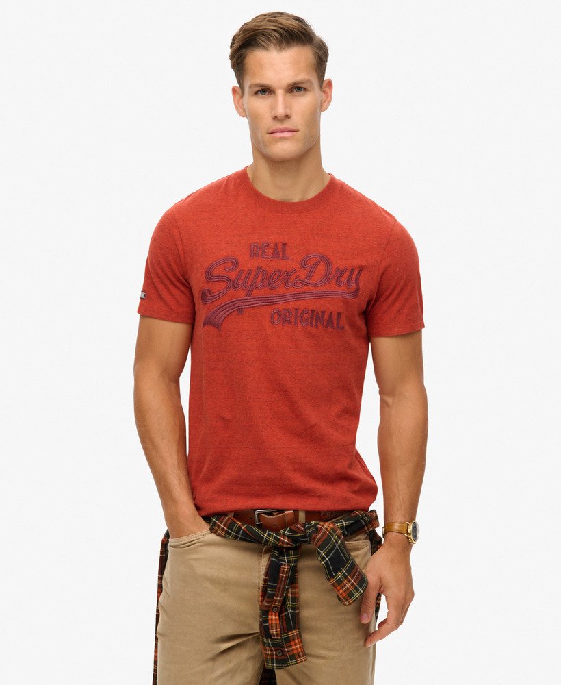 camiseta com logo vintage bordado na cor laranja arizona grit.