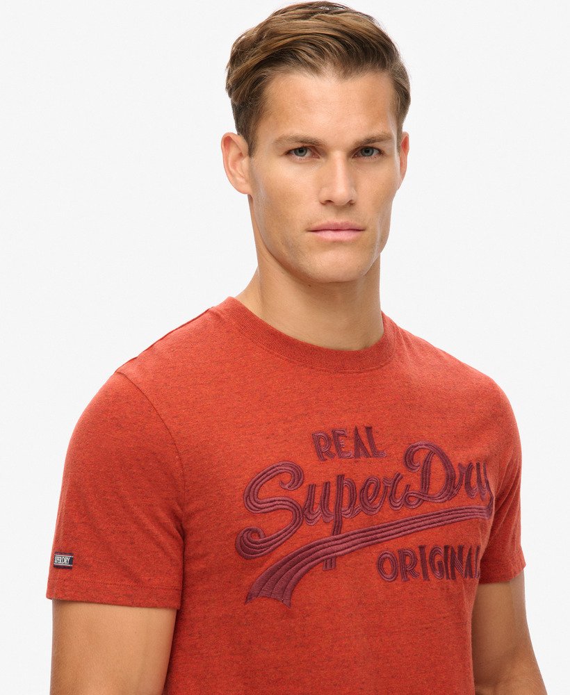 camiseta com logo vintage bordado na cor laranja arizona grit.